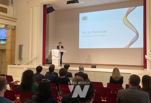 KENTECH 박진호 총장직무대행이 ‘2024 한-독 국제 수소 컨퍼런스’에서 지난 5년간의 수소 컨퍼런스 개최 경과에 대해 발표하고 있다.