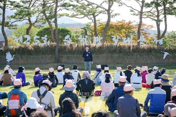 지난 26일, 노관규 순천시장이 제25회 순천만 갈대축제 관람객에게 맞이 인사를 하고 있다