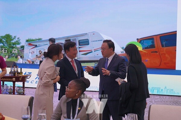 정기명 여수시장과 옌젠보 웨이하이 당서기