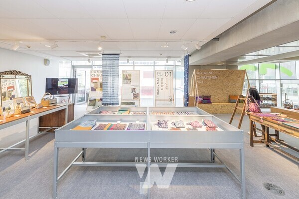 국립아시아문화전당재단(사장 김선옥·이하‘ACC재단’)은 태국 치앙마이의 전통 공예를 현대적으로 해석한 상품과 대표 기관들을 소개하는 ‘두들락(DO! DLAC) 치앙마이 2024’쇼케이스를 오는 12월까지 ACC 문화상품점에서 개최한다