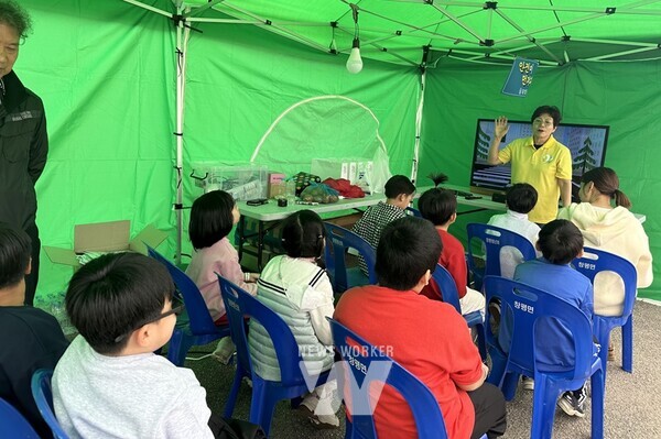 전남 담양군(군수 이병노)은 지난 25일과 26일 창평면에서 열린 전통음식축제에서 담양소방서와 함께 유치원생, 초등학생 등 200여 명을 대상으로 ‘2024년 찾아가는 안전체험교실’을 운영했다.