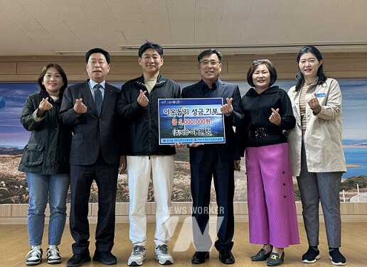 이연정 ㈜덕양·덕양소방 대표는 24일 장흥군 관산읍 지역사회보장협의체에 500만원을 기부했다