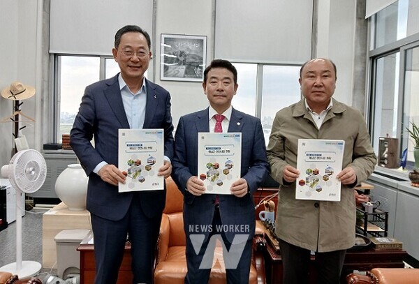 명군수는 28일 국회를 찾아 박정 예결위원장 등을 면담하고, 해남군이 추진하고 있는 녹색융합 클러스터 조성 사업의 전액 국비반영과 함께 올해 기본 및 실시설계비 29억원 등에 대한 국비 지원을 건의했다