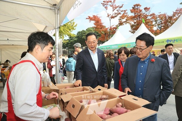 국회특판전-명현관 해남군수(가운데), 박지원 국회의원(오른쪽)