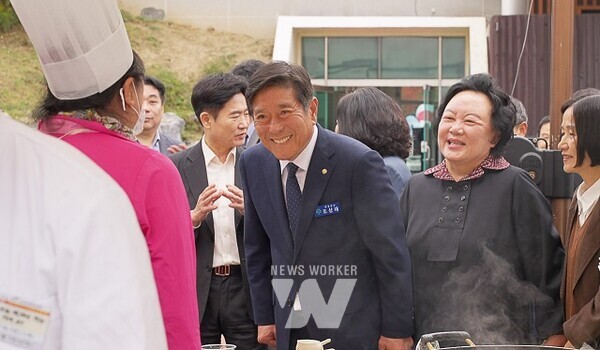곡성군이 주최하고 전남과학대학교가 주관한 제2회 곡성 전국요리경연대회가 섬진강기차마을 장미원 무대에서 성황리에 개최됐다