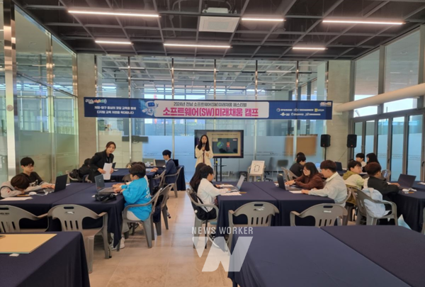 소프트웨어(SW)미래채움 캠프에서 실제 수업과정안으로 시연하고 있는 드림메이커(천세정, 정서윤 강사)팀