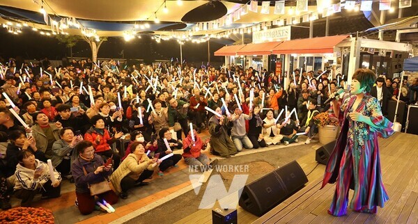 지난 25일, 불금불파 시즌2를 마무리하고 시즌3를 홍보하기 위해 마련한 특별초청한 가수 김연자의 무대에 관광객들이 환호하고 있다.