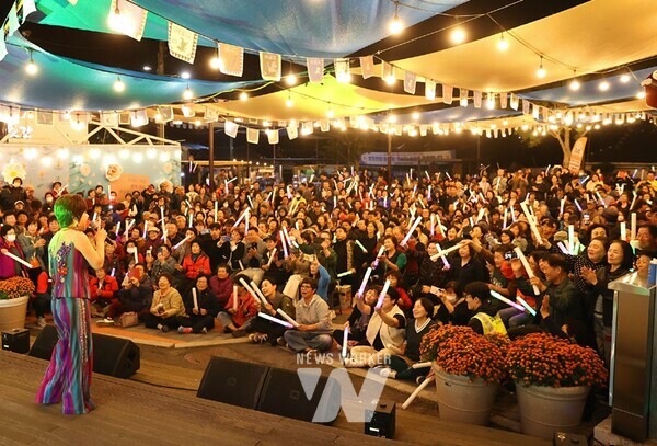 지난 25일, 불금불파 시즌2를 마무리하고 시즌3를 홍보하기 위해 마련한 특별초청한 가수 김연자의 무대에 관광객들이 환호하고 있다.