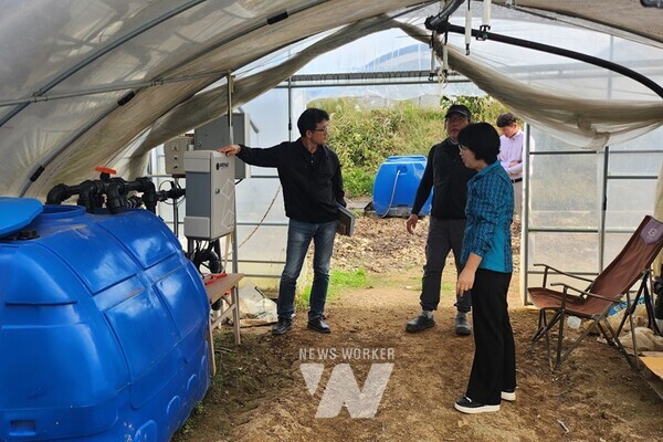 일사·강우 센서 기반 스마트 관수시스템 장치를 설명하고 있는 모습. 사진 왼쪽부터 농업기술센터 최영준 원예연구팀장, 오기종씨, 농업기술센터 최영아 소장.