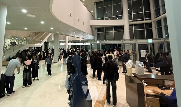 연주회 종료 후 강진아트홀 로비에서 관람객들이 붐비고 있다.