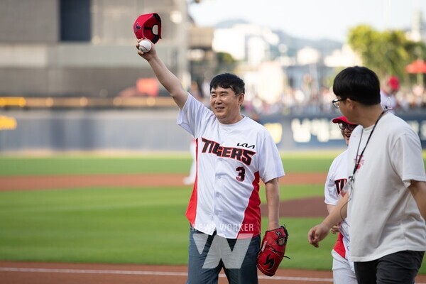 시구 후 인사를 하고 있는 이정선 교육감