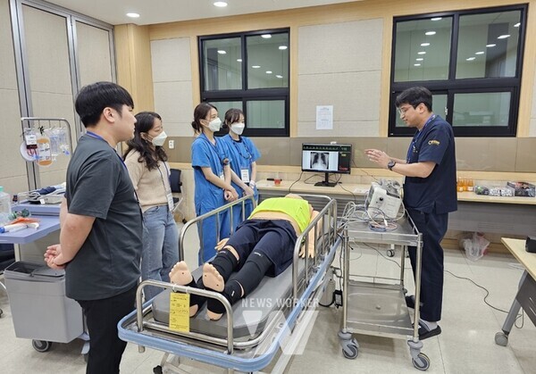 성가롤로병원 권역응급의료센터 김재혁 센터장(응급의학과전문의)이 순천시 응급의료진 대상 소그룹 술기교육을 실시하고 있다