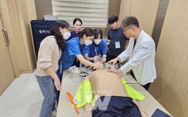 성가롤로병원 권역응급의료센터 노종갑 과장(응급의학과전문의)이 순천시 응급의료진을 대상으로 교육하고 있다