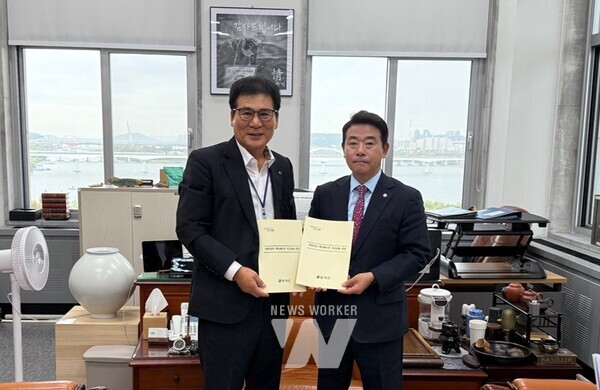 박정 예산결산특별위원회 위원장 면담(왼쪽부터 이상익 함평군수, 박정 위원장)