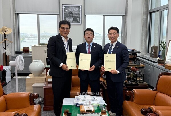 박정 예산결산특별위원회 위원장 면담(왼쪽부터 이상익 함평군수, 박정 위원장, 이남오 함평군의회 의장)