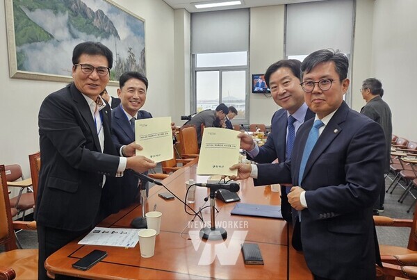 국회의원 면담(왼쪽부터 이상익 함평군수, 이남오 함평군의회 의장, 황명선 의원, 안도걸 의원)