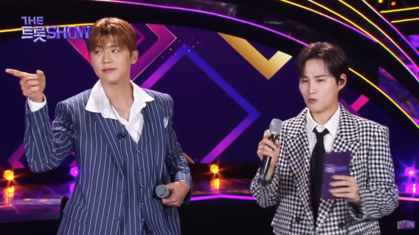 김희재가 진행하는 '더트롯쇼'에 나와 '떠날 수 없는 당신' 무대 퍼포먼스를 살짝 보여주는 박지현(왼쪽) [사진=THE 트롯 보라고]