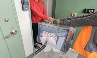 29일(화) 울산 동구 지역(화정동) 내 에너지바우처 수급세대를 방문한 한국에너지공단 관계자가 난방용품(이불)을 전달하고 있다.