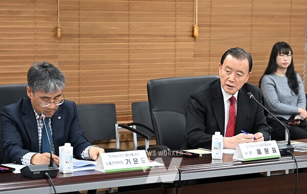 ‘K-푸드 수출 확대 간담회’ 주재하는 홍문표 사장- 홍문표 한국농수산식품유통공사 사장(왼쪽 2번째)