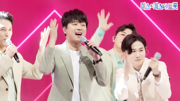 '이브의 경고'의 문을 연 이찬원과 댄스를 지원하는 장민호, 영탁, 김희재 [사진=미스 앤 미스터 트롯]