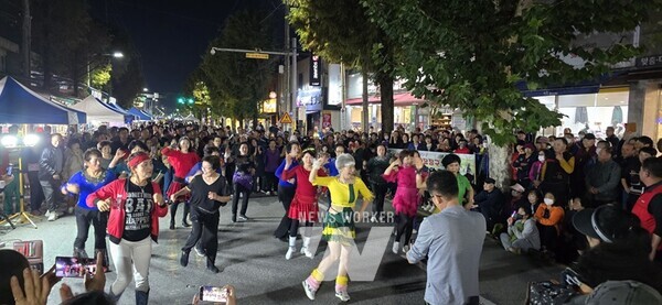 광주시 남구(구청장 김병내) 군분로 야시장이 흥행을 이어가면서 구청과 상인, 인근 거주민들이 방문객에게 즐거움을 제공하고, 바가지 상혼 근절에 나선 노력이 주목받고 있다.