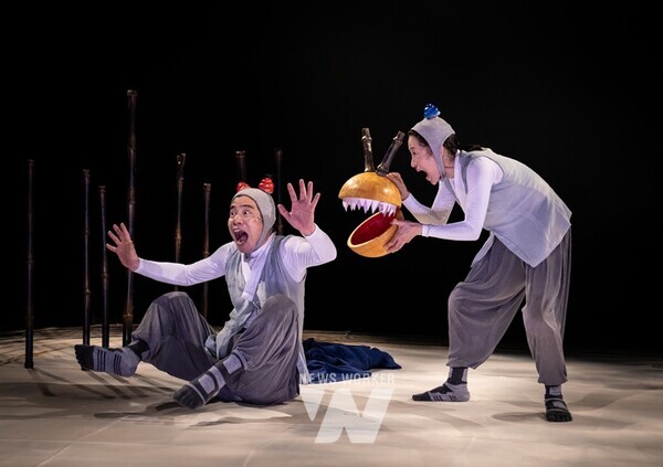 국립아시아문화전당재단(사장 김선옥·이하‘ACC재단’)은 11월 15∼17일 ACC 어린이문화원 어린이극장에서 모두를 위한 극장‘막대 뚝딱 피지컬–뿔난오니’접근성 공연을 선보인다.