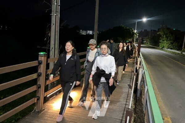 광주시 광산구(구청장 박병규)는 ‘대한민국 1호 도심 국가습지, 황룡강생태길30(이하 황룡강생태길30’에 저녁 시간 걷기 좋은 ‘달빛데크길’을 조성, 지난 29일 이를 기념한 야간 걷기 행사 ‘달빛 야행’을 진행했다