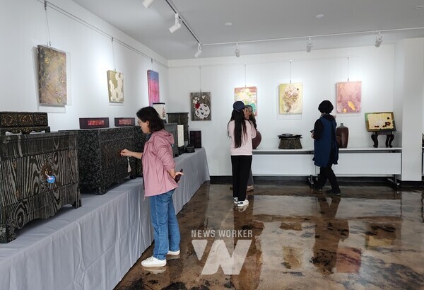 전남 담양군(군수 이병노)은 지역 예술단체에 창의적인 전시 공간을 제공하고 지역민과 관광객에게 지역의 문화 활동을 소개하기 위해 한국대나무박물관 갤러리에서 다양한 전시를 진행한다