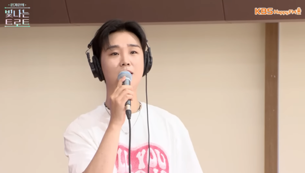 가수 송민준이 KBS 라디오 '은빛트'에 출연해 '인생이란 게'를 노래했다. [사진=KBS 해피FM]