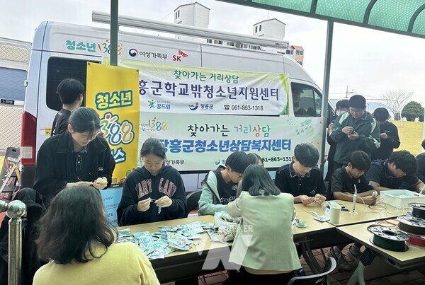 장흥군청소년상담복지센터는 지난 28일 전라남도청소년미래재단 함께 장흥회덕중학교를 방문해 학생들을 대상으로 마음건강지킴이 버스를 운영했다.