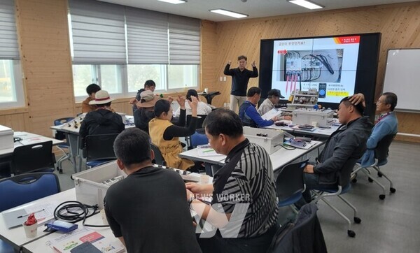 전남 함평군(군수 이상익)이 지난 28일 농업기술센터에서 지역 내 포도 농업인을 대상으로 스마트농업 기자재의 주요 장애 예방과 자가 조치 방법을 교육하는 시간을 가졌다.