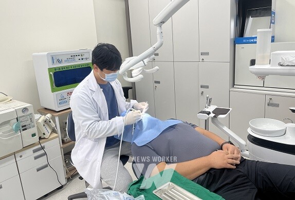 장애인 구강 검진을 하고 있는 모습