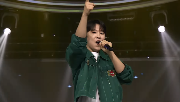 실크미성을 발사하는 진욱 [사진=미스 앤 미스터 트롯]