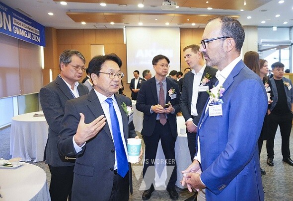 강기정 광주광역시장이 30일 오후 광주과학기술원(GIST) 오룡관에서 열린 글로벌 AI 컨퍼런스 ‘AICON 광주 2024 개막식’에 참석해 해외 인공지능 전문가들과 대화를 하고 있다./광주광역시 제공