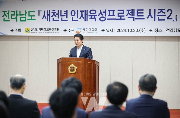 전경선 의원이 축사를 하고 있다
