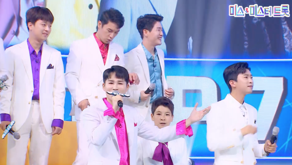 임영웅, 이찬원, 영탁, 김희재, 장민호, 정동원의 '안동역에서' [사진=미스 앤 미스터 트롯]