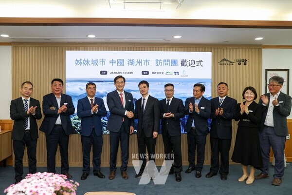 전남 영암군의 자매도시인 중국 후저우시 방문단이 지난 29일 영암종합운동장에서 열린 ‘제49회 영암군민의 날’ 전야제를 찾아 우의를 다졌다.