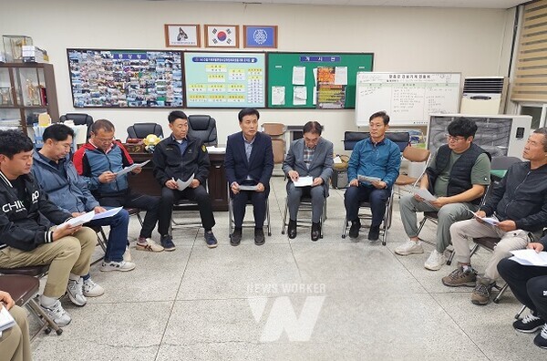 장흥군의회(의장 김재승) 왕윤채 의원은 ‘건설기계 공영주기장 설치 및 운영 조례안’제정을 위한군·의회·유관기관 간담회를 개최했다.