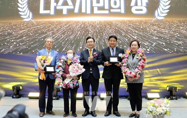 나주시는 30일 오후 2시 나주종합스포츠파크 다목적체육관서 ‘제30회 나주시민의 날’ 기념식을 개최했다. 2024년 시민의 상 주인공인 김석중, 안세영 씨를 대신해 가족들이 상을 수상했다. 윤병태 나주시장이 제30회 나주시민의 날 기념식에서 기념사를 하고 있다. (사진제공-나주시)