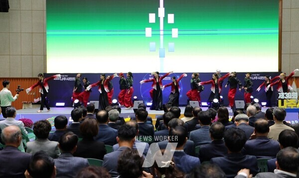 나주시는 30일 오후 2시 나주종합스포츠파크 다목적체육관서 ‘제30회 나주시민의 날’ 기념식을 개최했다. 2024년 시민의 상 주인공인 김석중, 안세영 씨를 대신해 가족들이 상을 수상했다. 윤병태 나주시장이 제30회 나주시민의 날 기념식에서 기념사를 하고 있다. (사진제공-나주시)