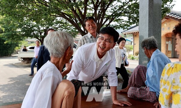 김철우 군수가 마을을 찾아가 어르신들의 안부를 묻고 있다