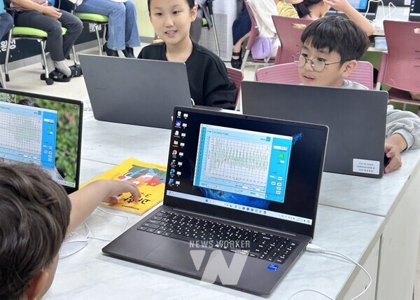 목포부주초등학교에서 지능형 과학실 ON 활용 공개 수업이 이뤄지고 있다.