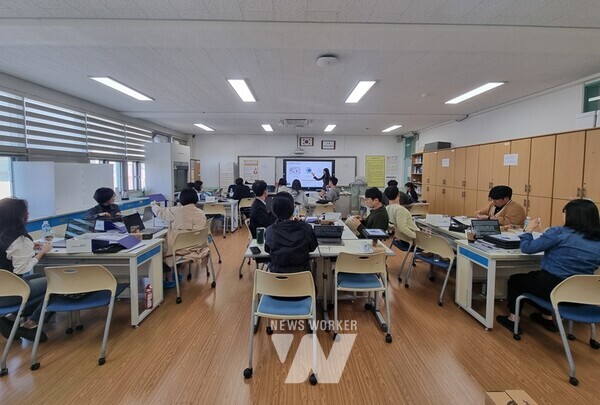 문태중학교에서 지능형 과학실 ON 활용 수업 연수가 진행되고 있다.