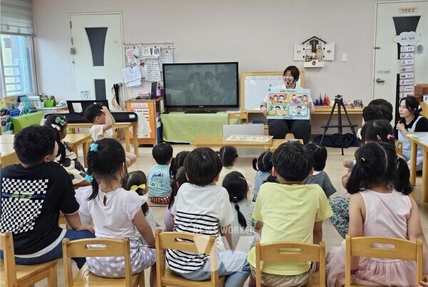 전남 장흥군은 ‘세계 손씻기의 날’을 기념해 어린이집 급식소를 대상으로 위생 교육 프로그램을 운영했다
