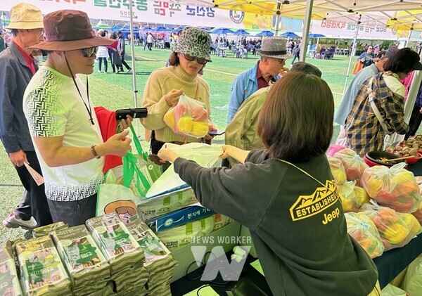 ‘제9회 강진만 춤추는 갈대축제’가 열리는 강진군 강진만 생태공원 내 농특산물 직거래장터가 인기리에 운영되고 있다.