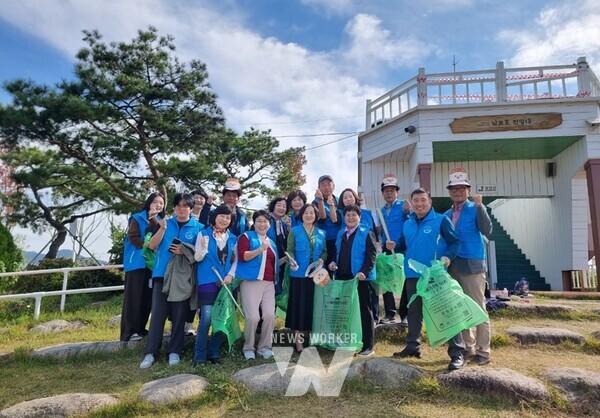강진군자원봉사단체협의회가 강진만생태공원 입구에서 환경정화활동에 앞서 단체 사진을 촬영했다.