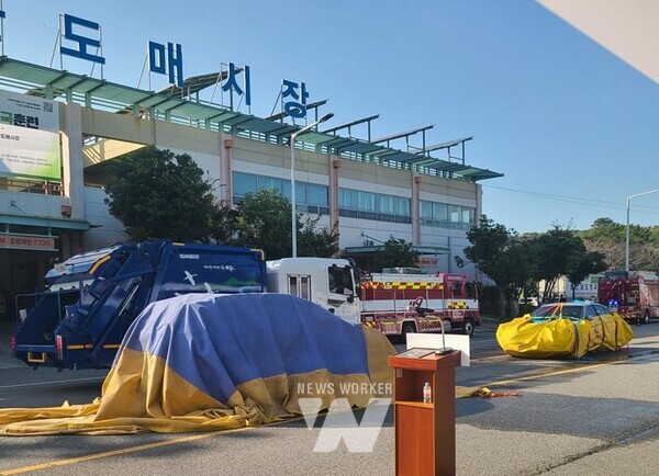 순천시는 지난 30일 순천시 농산물도매시장에서 유관기관과 함께 전기차 화재 진압훈련을 실시했다