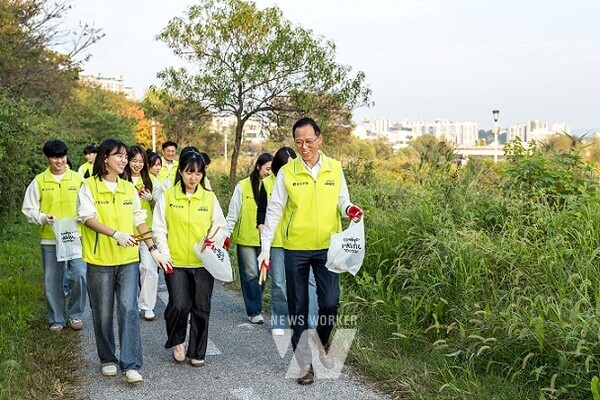 광주은행(은행장 고병일)은 최근 서구 동천동 광주천 일대에서 ‘광주은행 지역사랑봉사단 쓰담달리기(Plogging) 봉사활동’을 진행했다