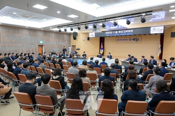 순천시는 1일 시청 대회의실에서 확대간부회의를 개최했다