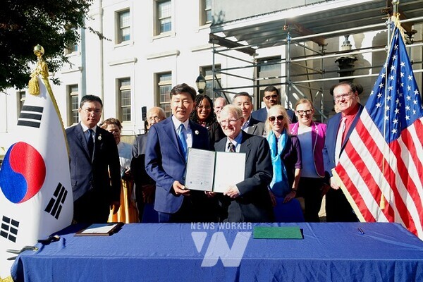 2024년 10월 24일 미국 델라웨어 카운티 법원 광장에서 보성군과 미국 미디어시가 국제 우호교류 협약을 체결하고 있다